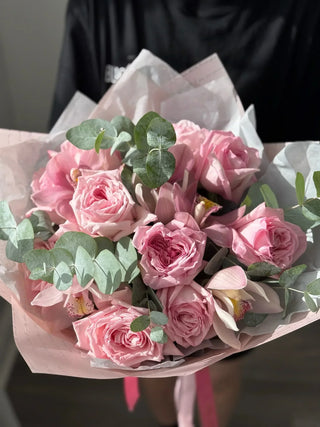 Bouquet of pink garden roses and pink orchids