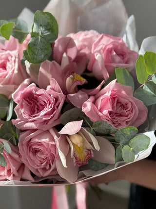 Bouquet of pink garden roses and pink orchids