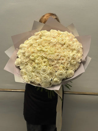 Bouquet of premium white garden roses