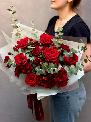Bouquet of premium red roses and red dianthus