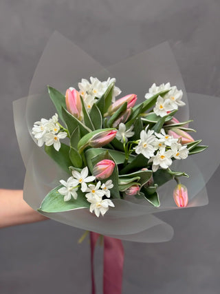 Bouquet of light pink tulips and white daffodils