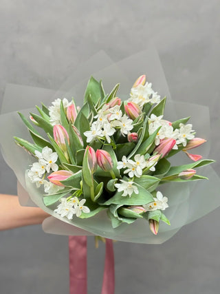 Bouquet of light pink tulips and white daffodils