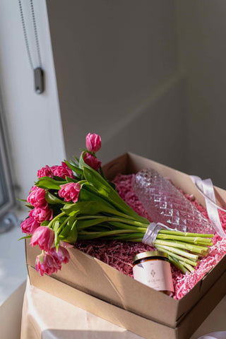 Gift box with pink tulips - Black Orchid Flowers